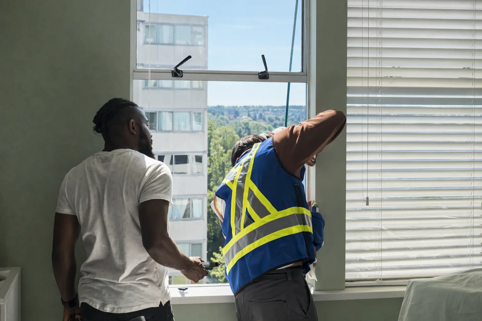 Emergency broken window repair Vancouver - 24/7 board up service